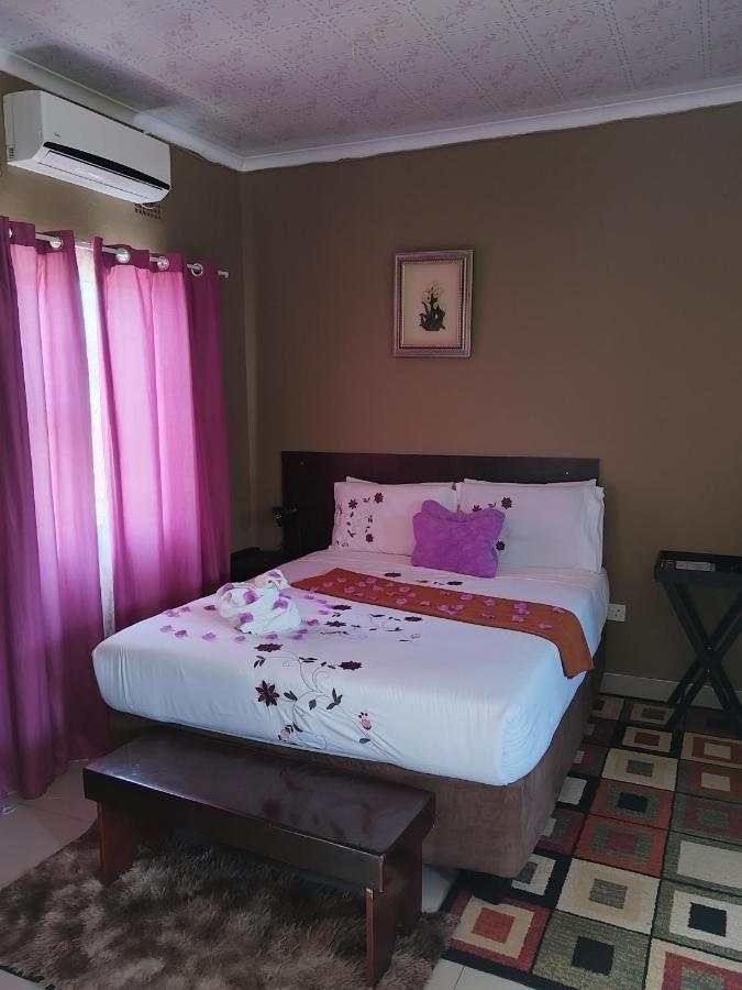 Looks Cottages Self Catering Apartments 카사네 외부 사진