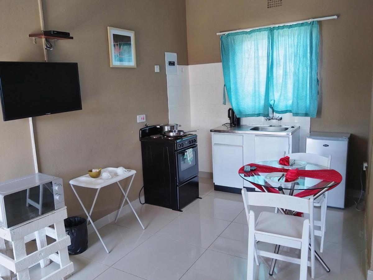 Looks Cottages Self Catering Apartments 카사네 외부 사진