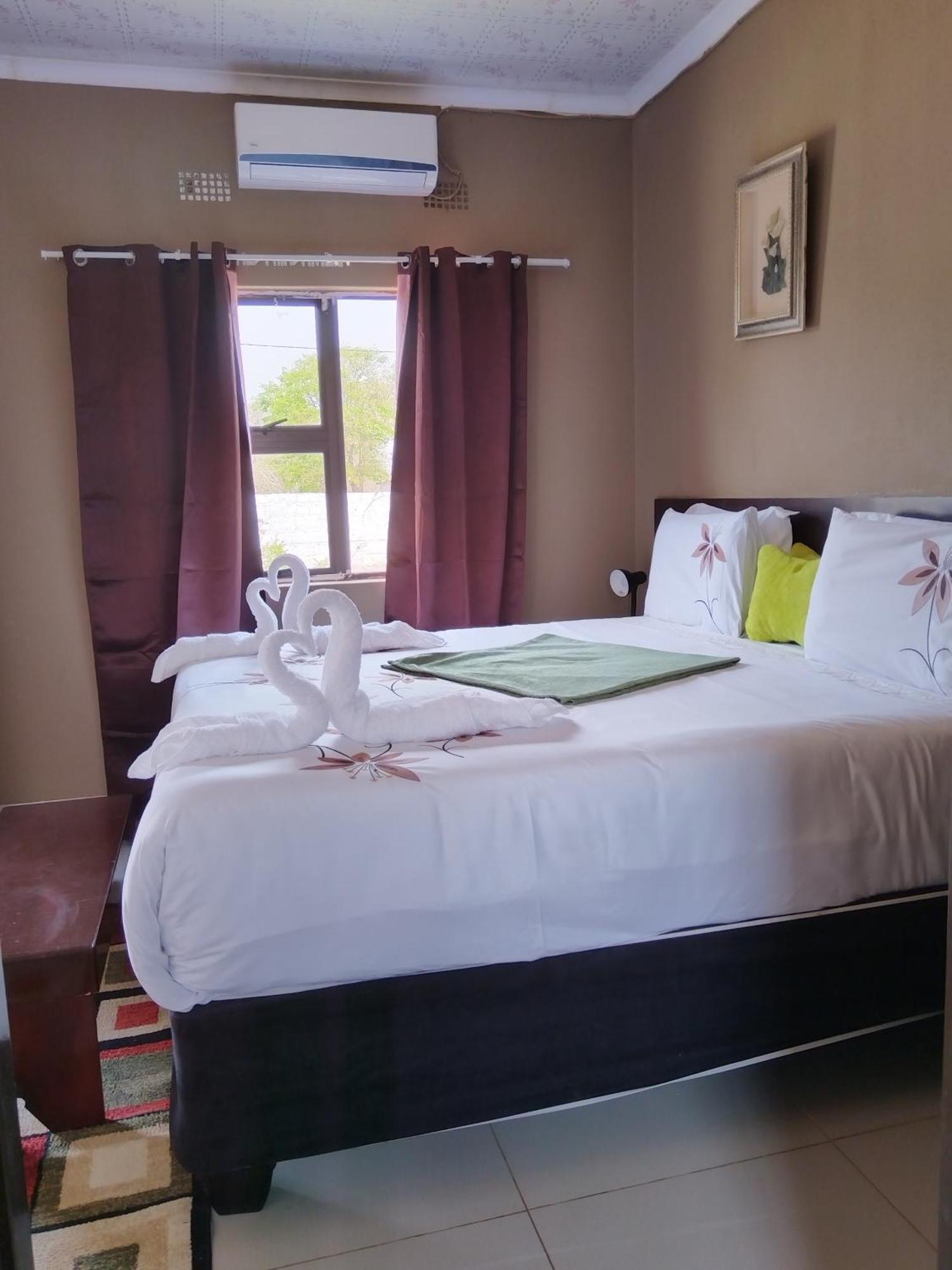Looks Cottages Self Catering Apartments 카사네 외부 사진
