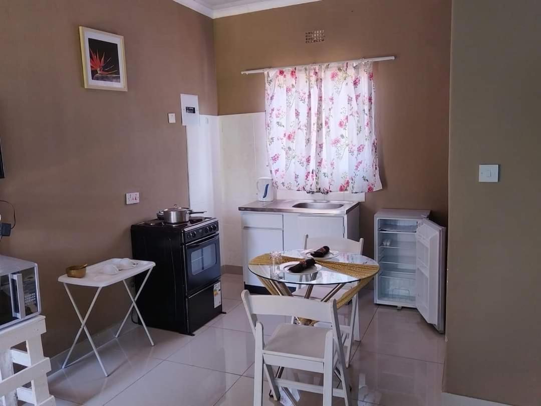 Looks Cottages Self Catering Apartments 카사네 외부 사진