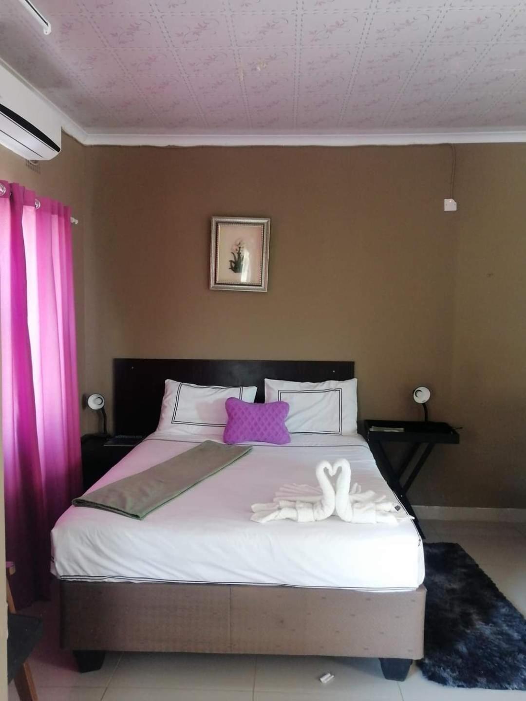 Looks Cottages Self Catering Apartments 카사네 외부 사진