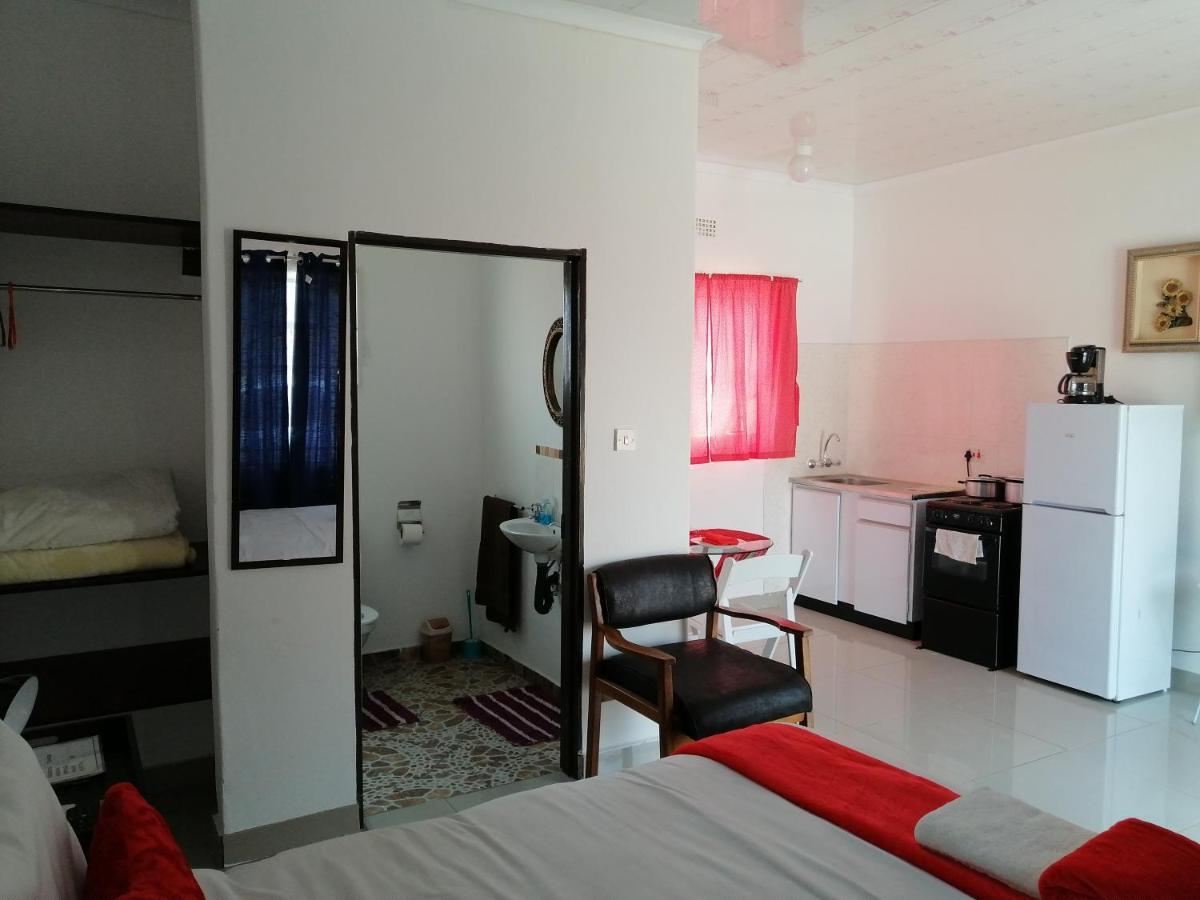 Looks Cottages Self Catering Apartments 카사네 외부 사진