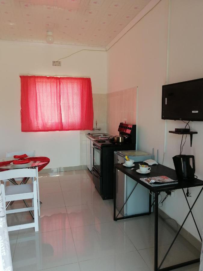 Looks Cottages Self Catering Apartments 카사네 외부 사진