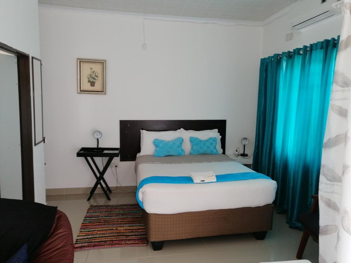 Looks Cottages Self Catering Apartments 카사네 외부 사진