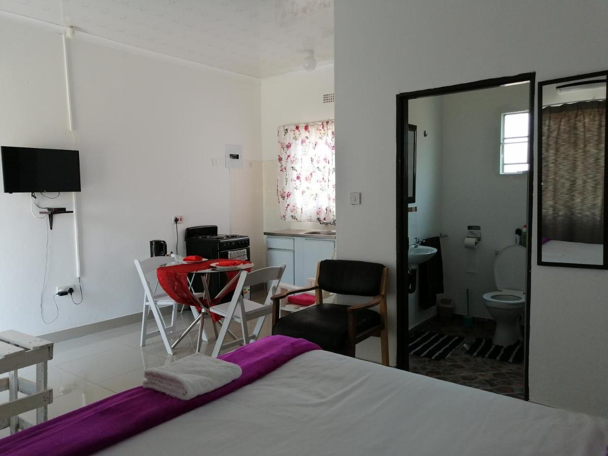 Looks Cottages Self Catering Apartments 카사네 외부 사진