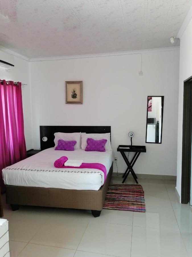 Looks Cottages Self Catering Apartments 카사네 외부 사진
