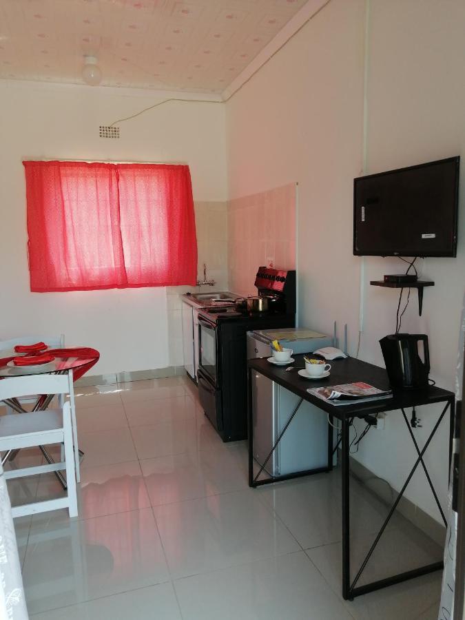 Looks Cottages Self Catering Apartments 카사네 외부 사진